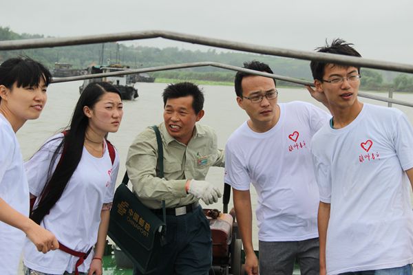 9、图为bat365物电学院大学生暑期社会实践团成员在十八大代表，素有“大湖鸿雁”美称的洪泽县邮政局老子山支局邮递员唐真亚的带领下体验水上邮路的艰辛，用热情和激情与榜样对话，寻访青春力量，见证中国梦想.JPG